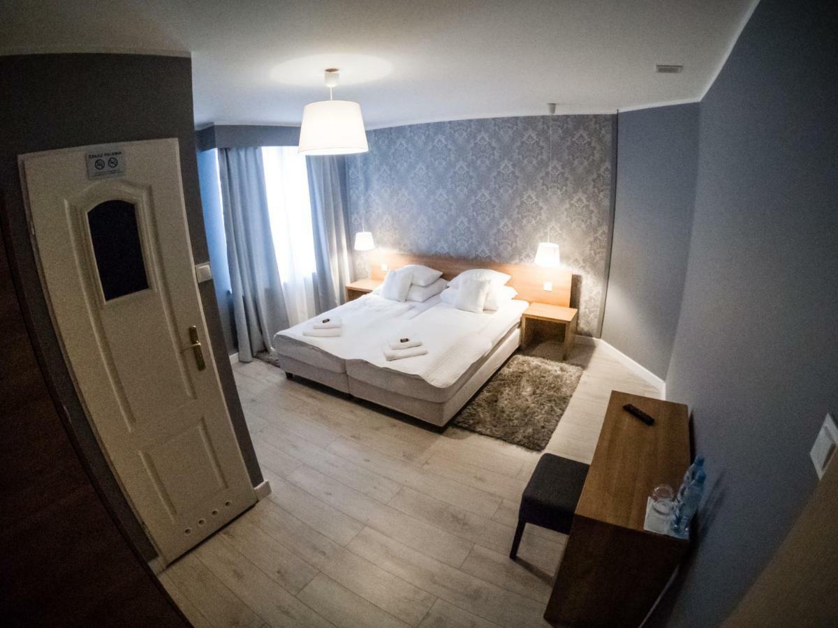 Restauracja Pod Kogutem Hotell Poniatowa Eksteriør bilde