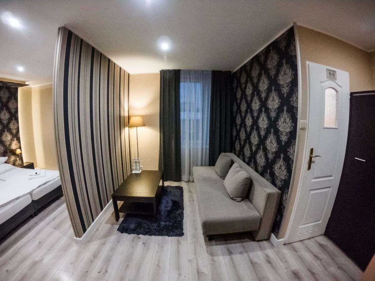 Restauracja Pod Kogutem Hotell Poniatowa Eksteriør bilde