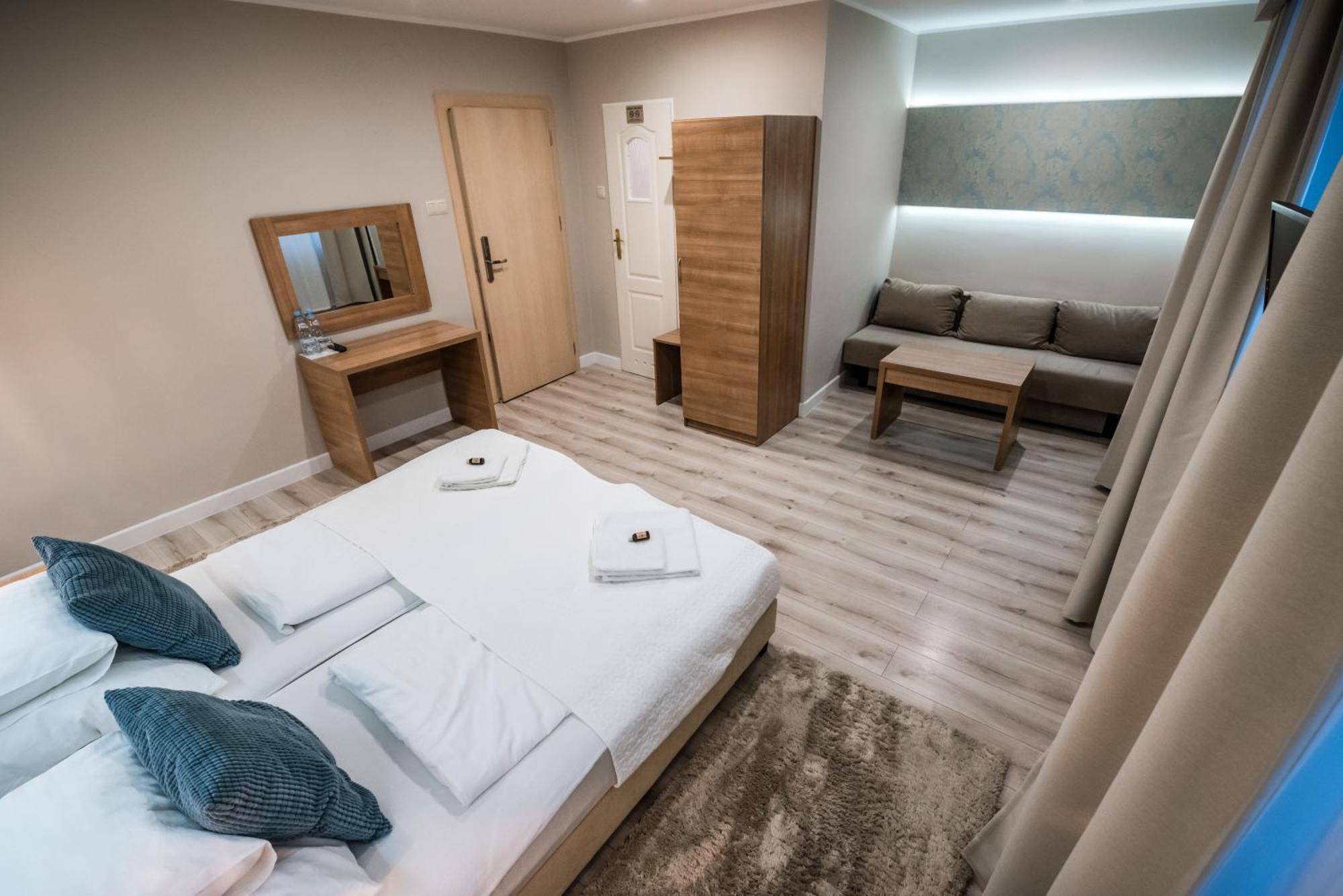 Restauracja Pod Kogutem Hotell Poniatowa Eksteriør bilde