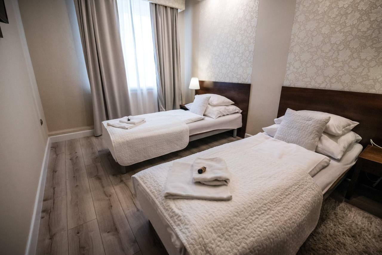 Restauracja Pod Kogutem Hotell Poniatowa Eksteriør bilde